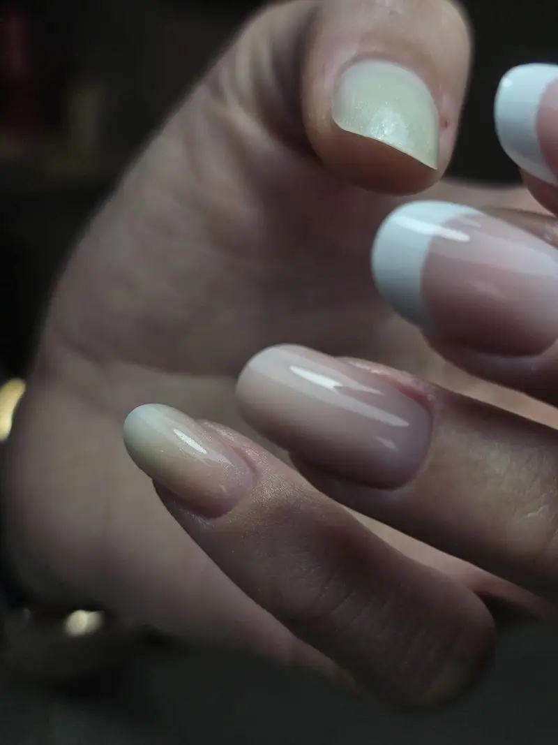 French tip manicure