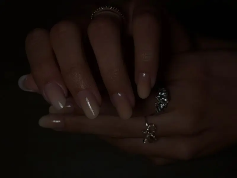Nude dark nails