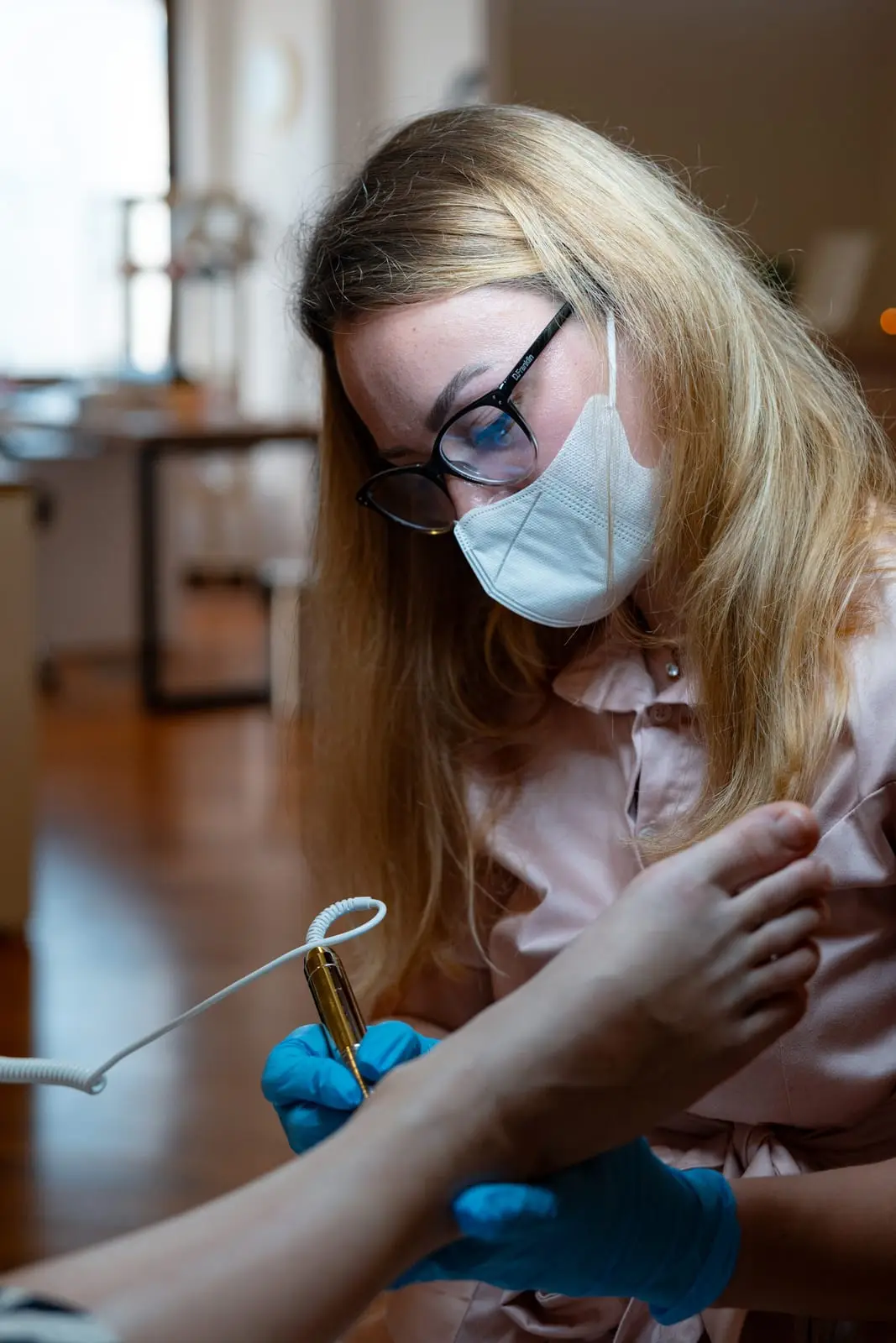 Cuticle care during a manicure at Lunamí