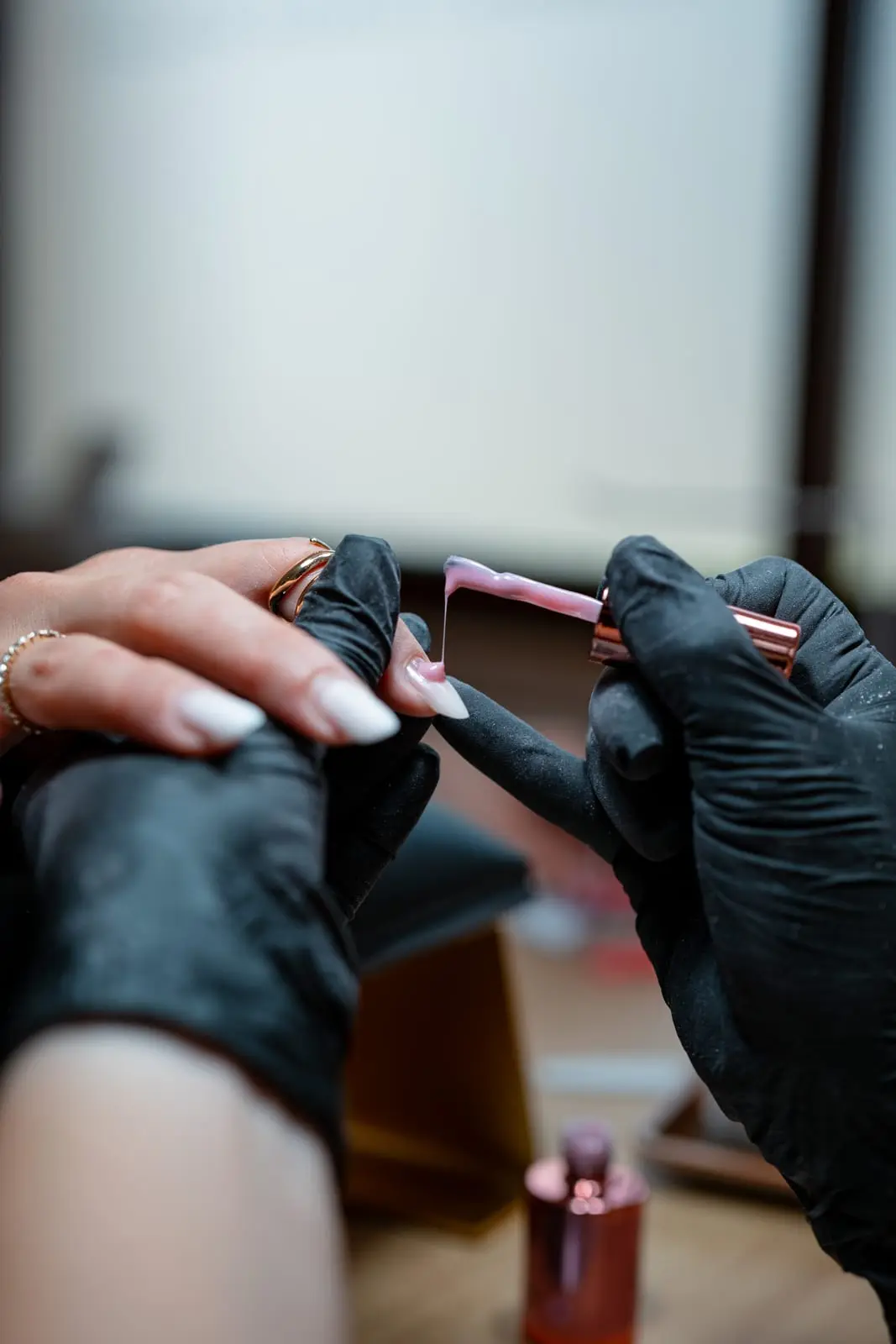 Applying gel polish at Lunamí